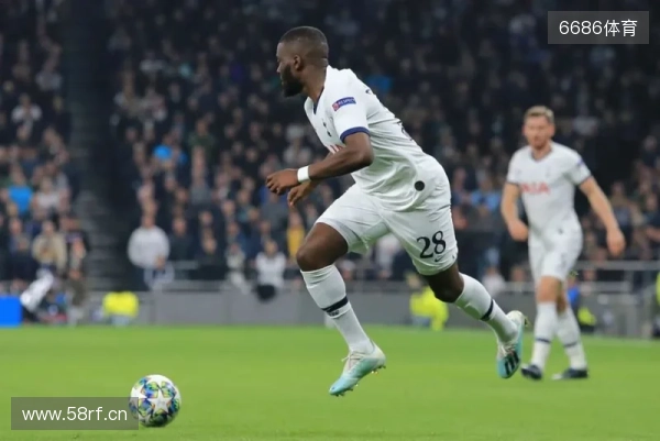 记者：乔纳森-戴维未来存疑，拜仁和热刺已了解球员离队条件